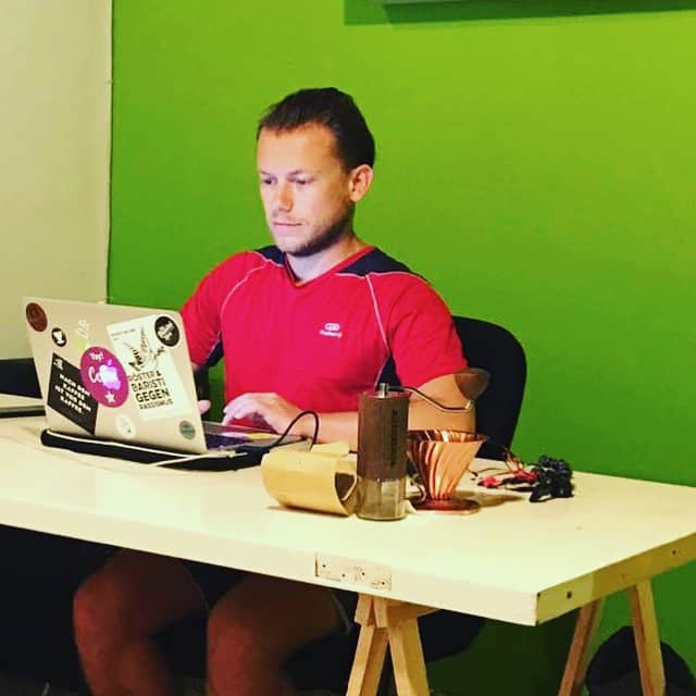 Arne beim Arbeiten am Laptop