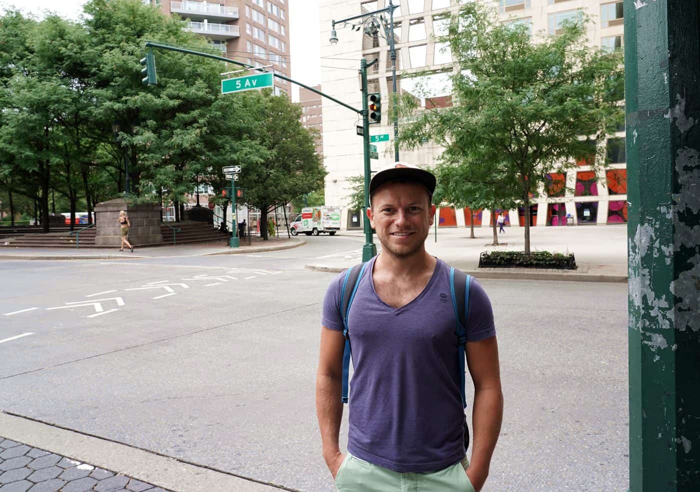 New York City – Arne posiert vor Straßenschild der 5th Avenue