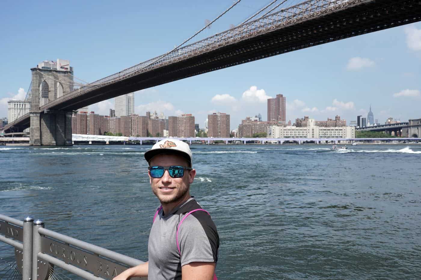 New York City – Arne posiert vor der Brookly Bridge