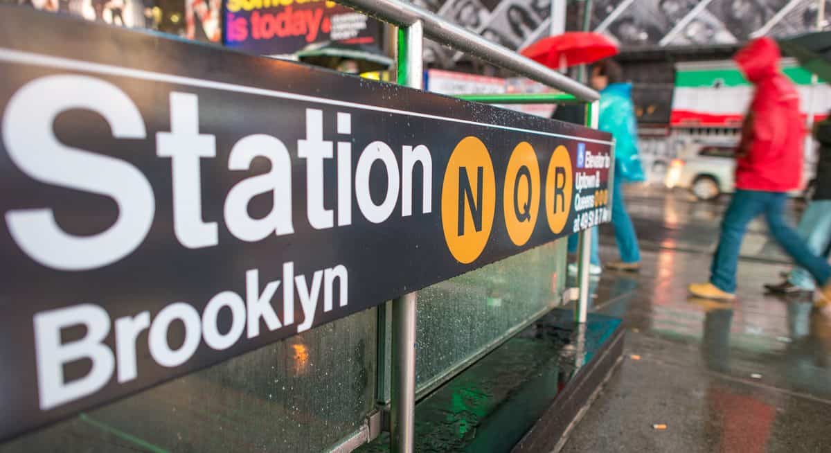 New York City – Ein-/Ausgang zur Subway-Haltestelle Brooklyn Station
