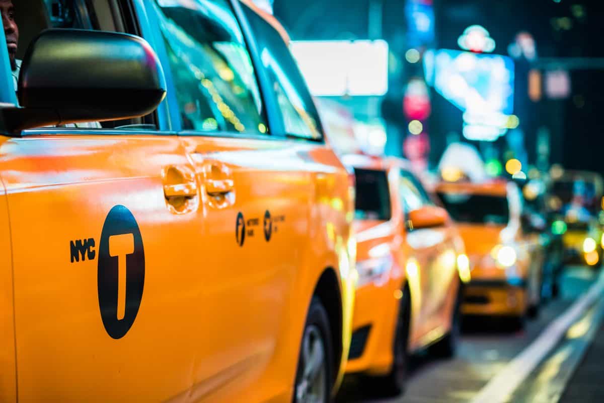 New York City – Gelbe Taxes hintereinander, Abendszene