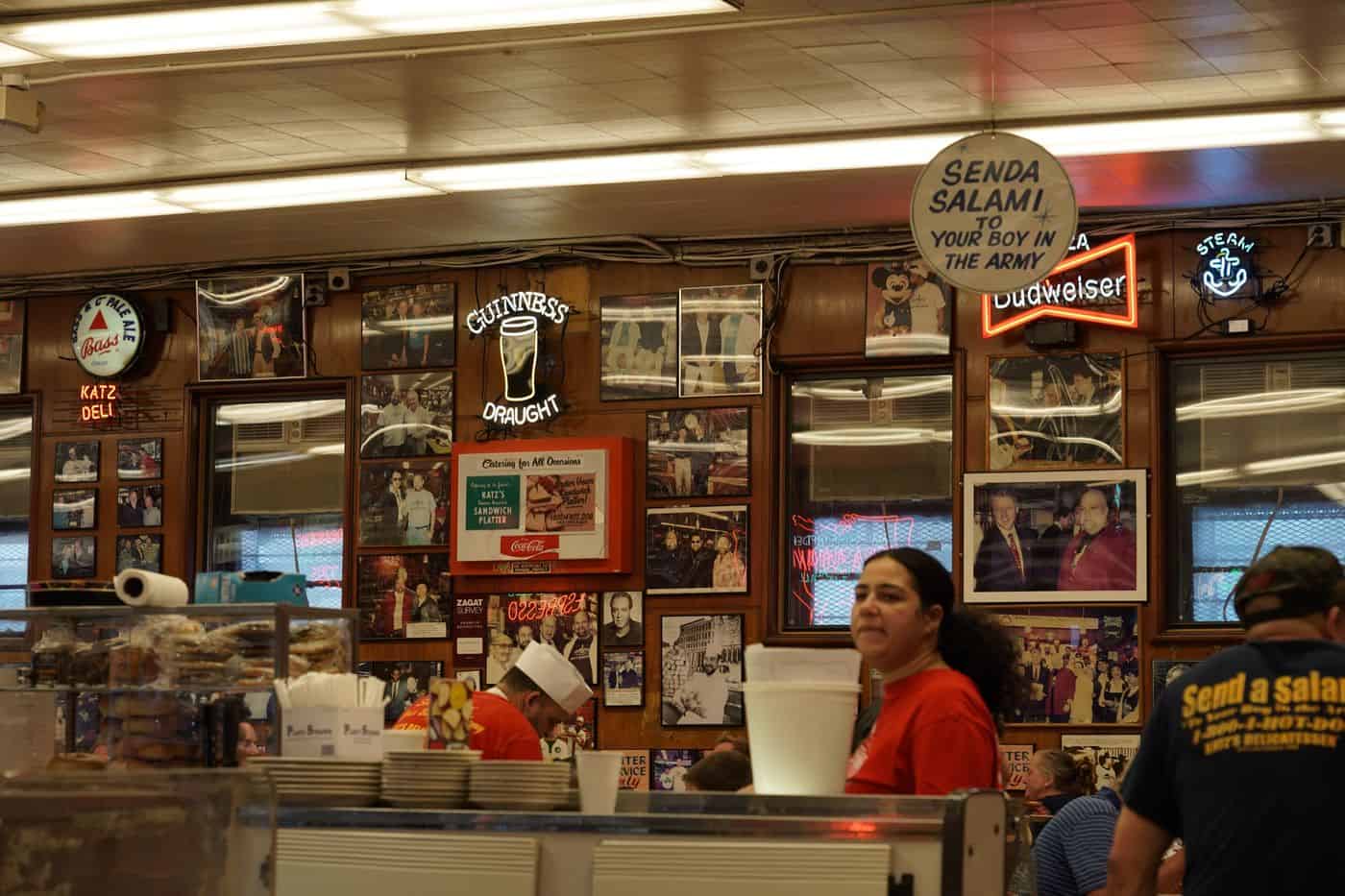 New York City – Innenansicht des Katz Deli in Manhattan