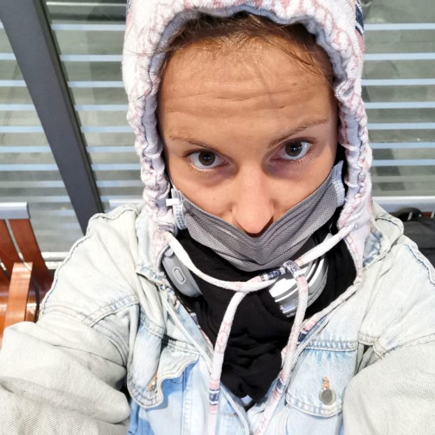 Corona-Rückholaktion nach Deutschland – Adine mit vermummtem Gesicht