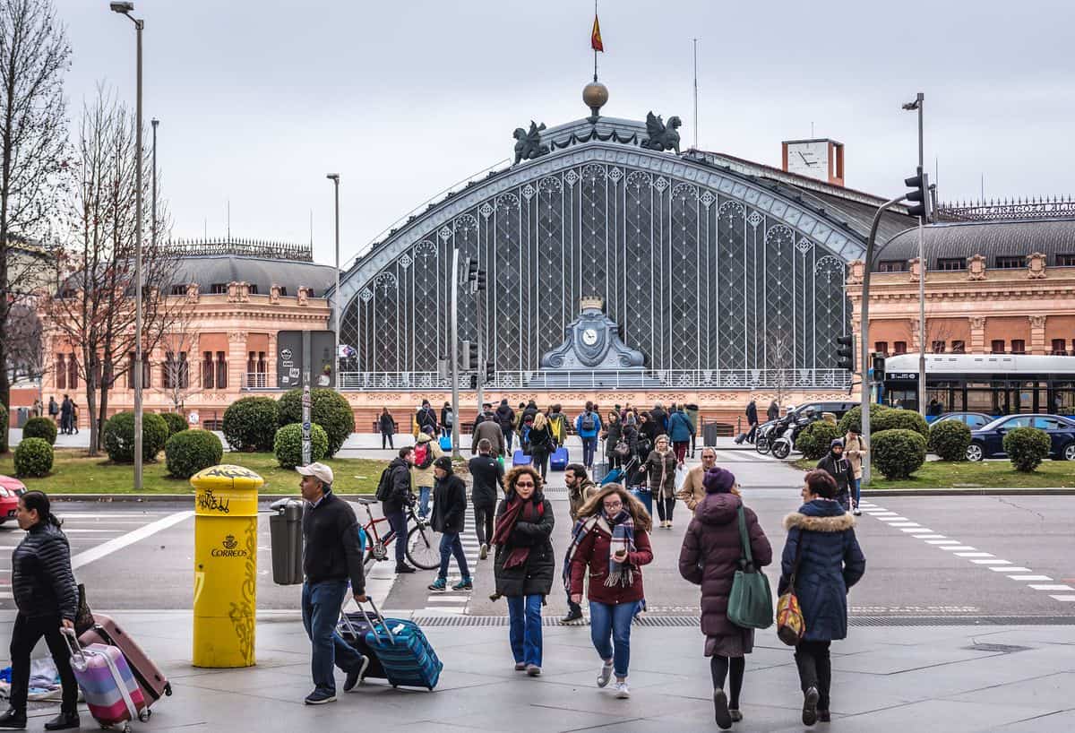 Madrid-Reise – Straßenszene vor dem Bahnhof Atocha