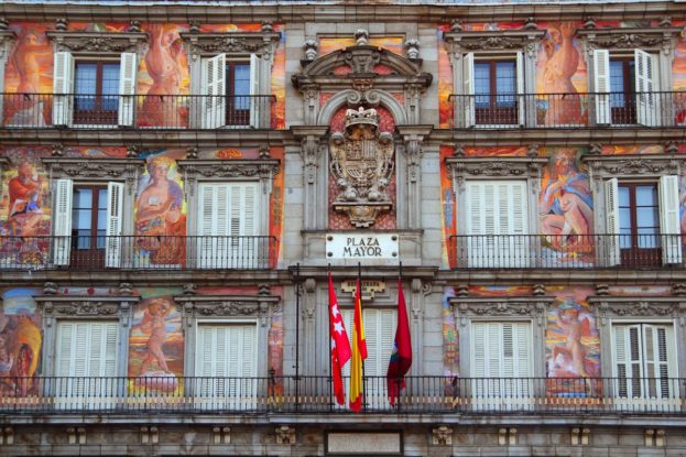 Madrid-Sehenswürdigkeiten – Hausfassade an der v