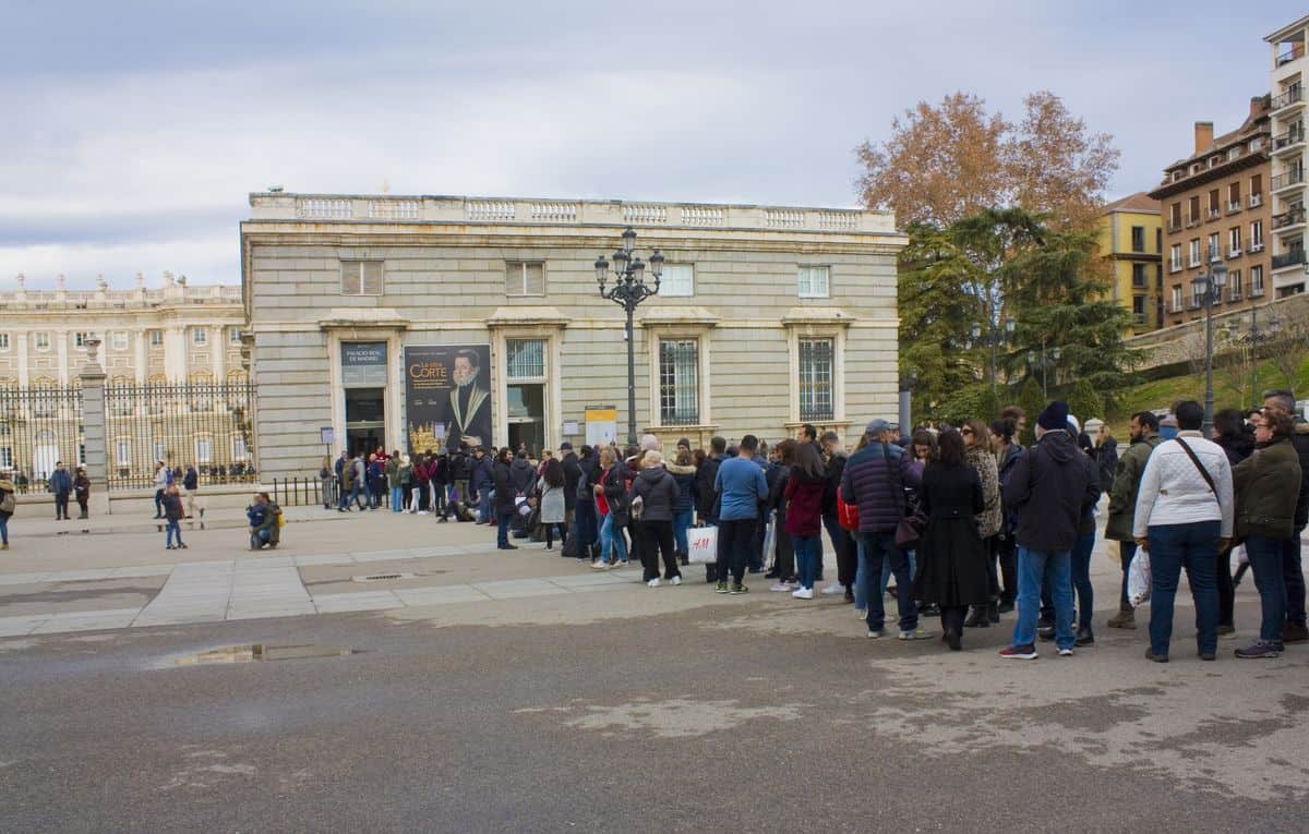 Madrid-Reise – Schlange vor dem Eingang zum Königspalast