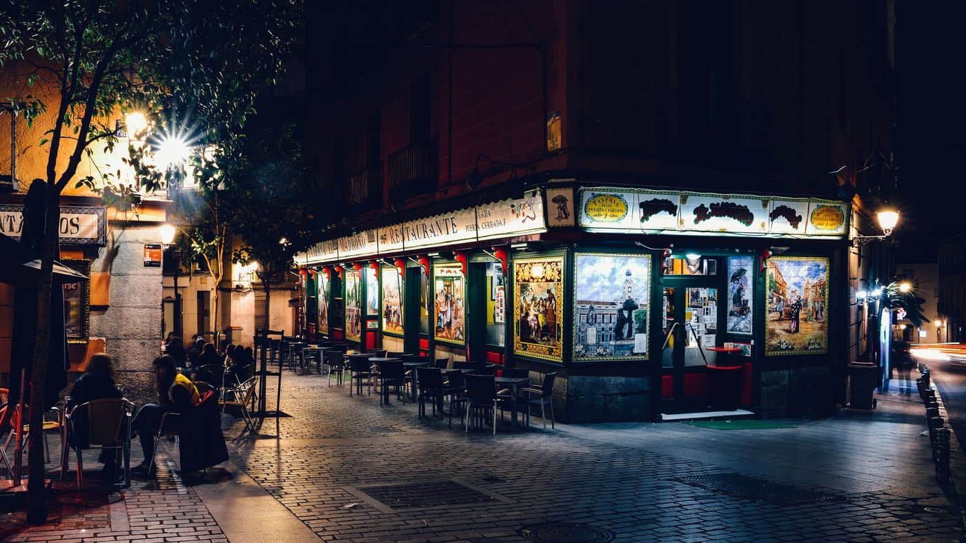 Madrid-Reise – Tapas-Bar in der City am Abend mit Menschen