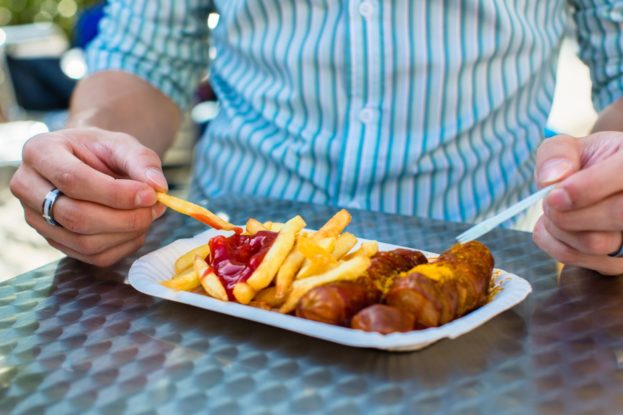 Reiseblog deutsch Currywurst mit Pommes
