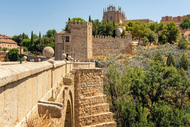 Madrid-Sehenswürdigkeiten – Abstecher nach Toledo, hier zu sehen die Alcantara-Brücke und dahinter, die Festung Alcazar