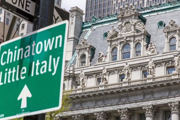 New York City - Verkehrsschild mit Richtungsweisung nach Chinatown und Little Italy im Vordergrund