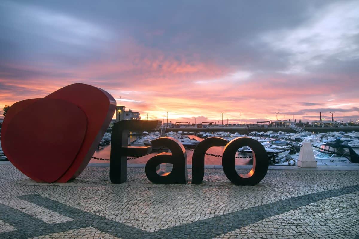 Portugal Reise-Tipps – Faro-Buchstaben auf Straße am Hafen von Faro