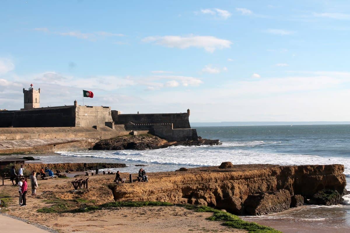 Portugal Reise-Tipps – Strandansicht Carcavelos mit der Festung Forte de São Julião da Barra