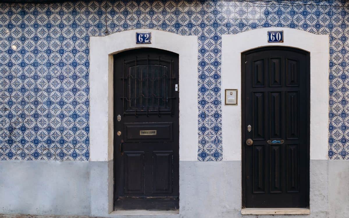 Portugal Reise-Tipps – Hauswand in Lissabon mit Azuleijos-Kacheln gefliest