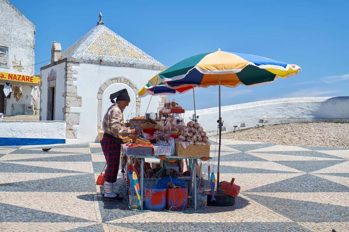 Portugal Reise-Tipps – Strassenverkäufer in Nazaré