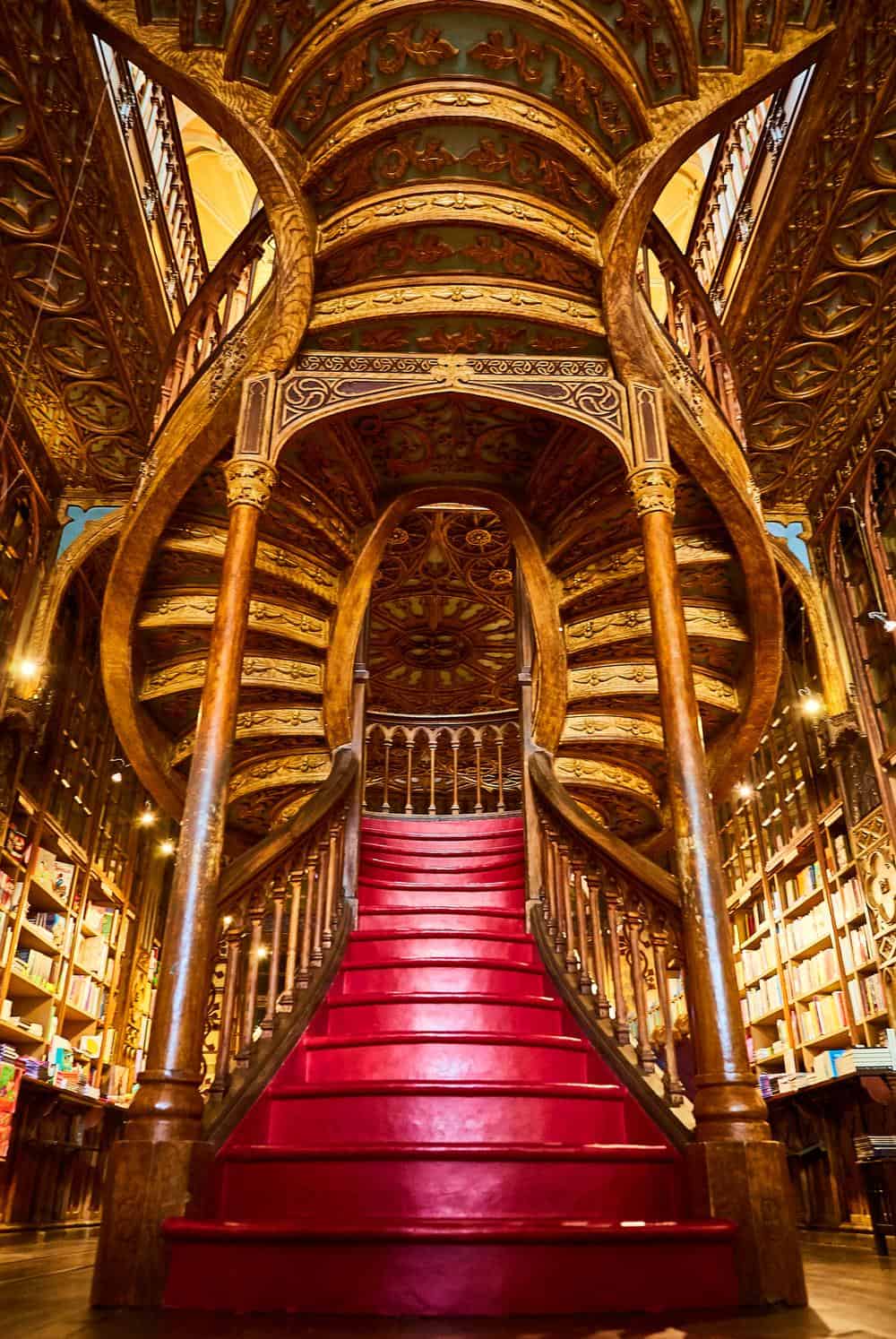 Portugal Reise-Tipps – Innenansicht der Buchhandlung Livraria Lello in Porto