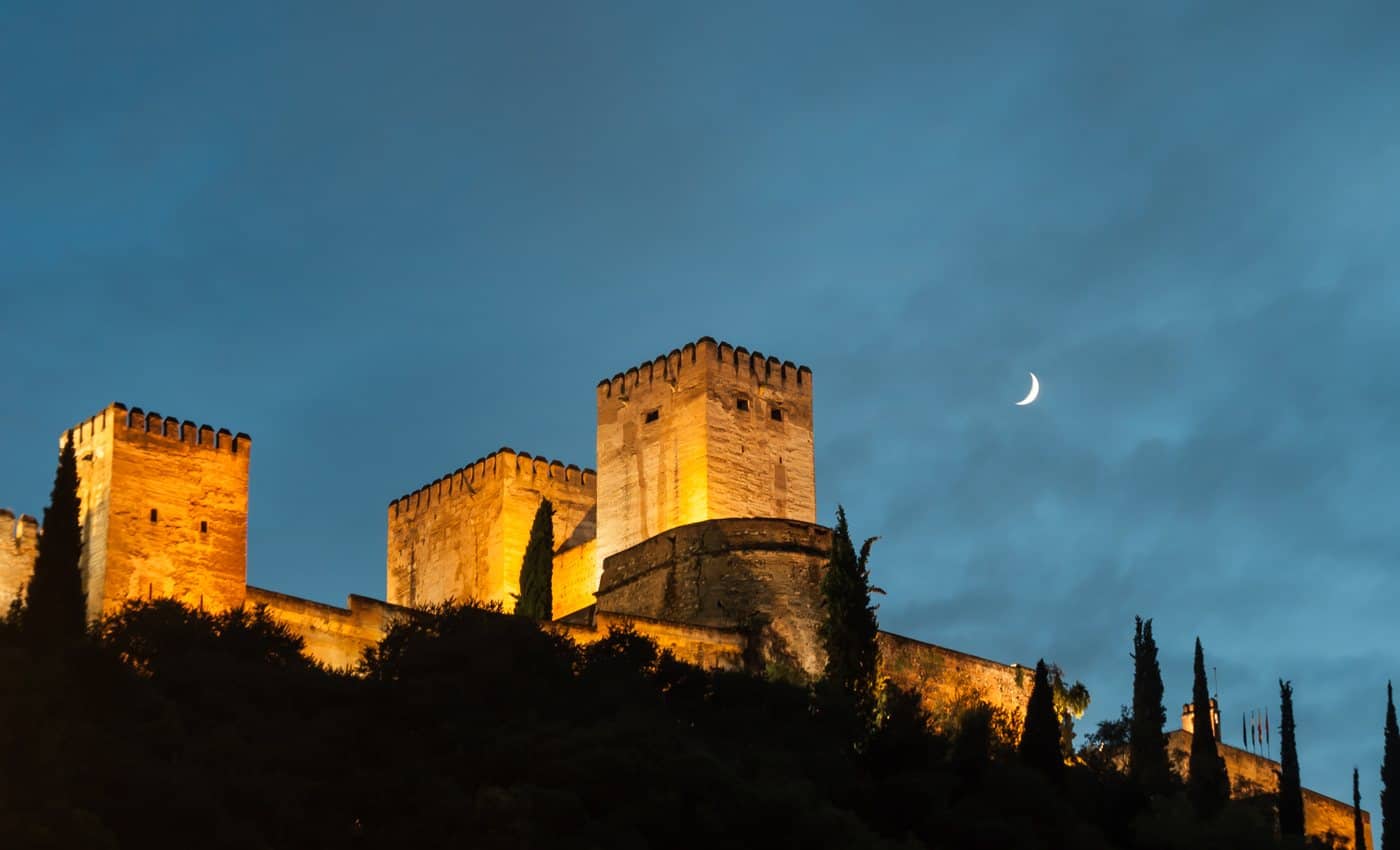 Spanien-Reise-Tipps – Alhambra-Festung in Granada, beleuchtet am Abend