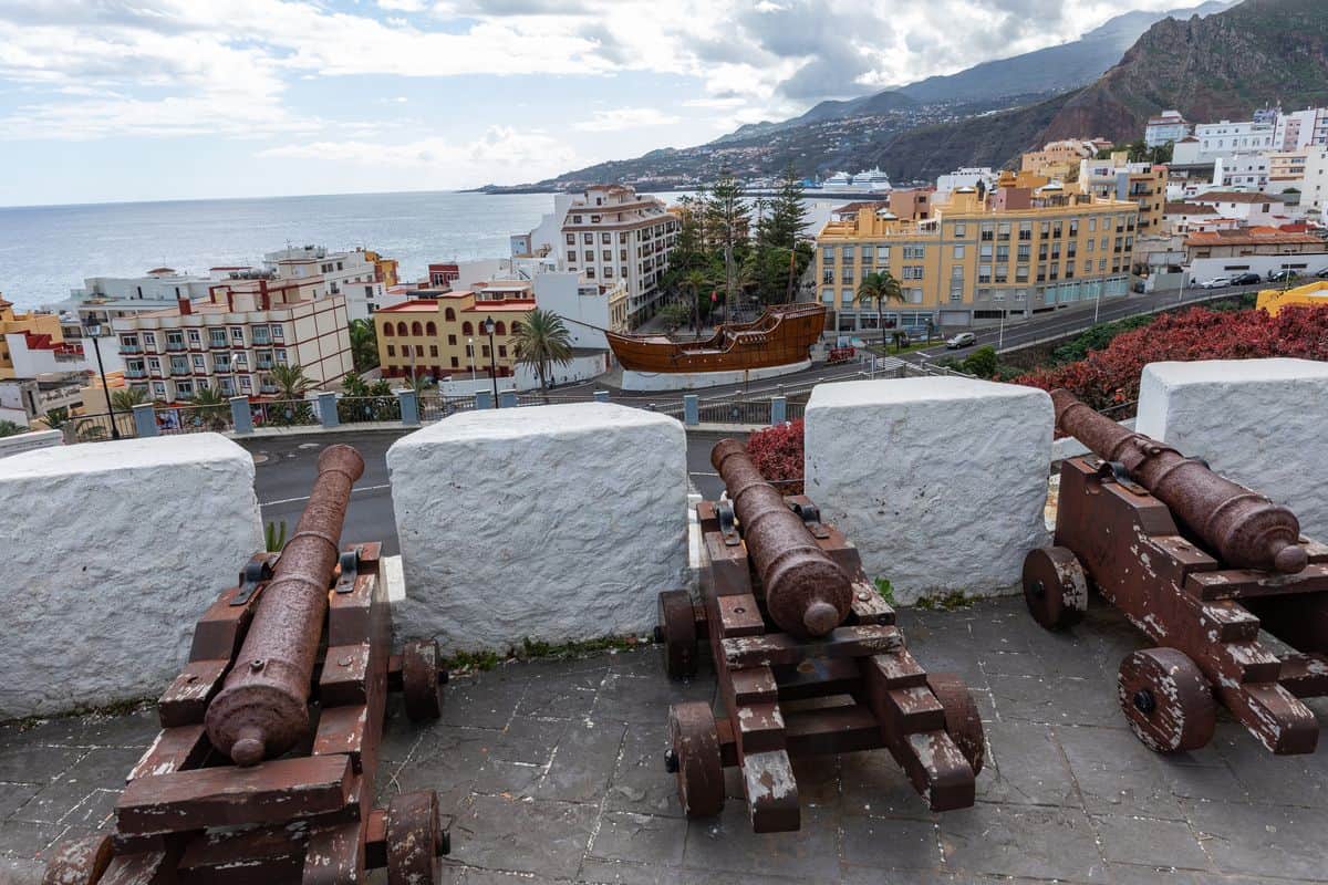 Spanien-Reise-Tipps – Blick auf Santa Cruz, die Hauptstadt von La Palma, vom Castillo de la Virgen
