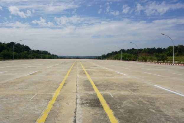 Backpacking In Myanmar 22 Spurigen Leeren Strasse Sin Naypyidaw