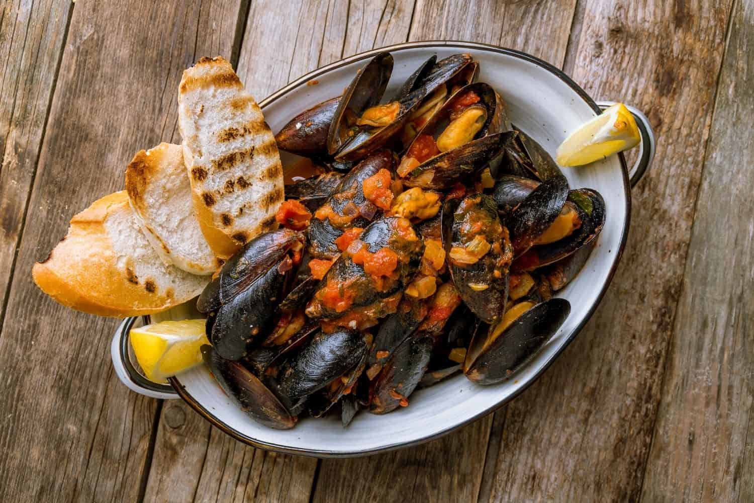 Frankreich Muscheln Tomatensosse
