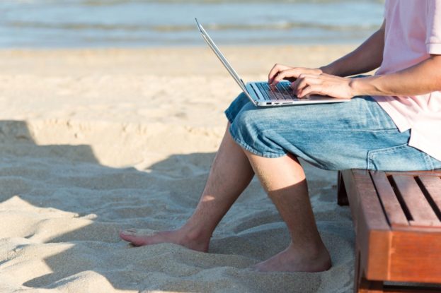 VPN Venezuela Laptop am Strand