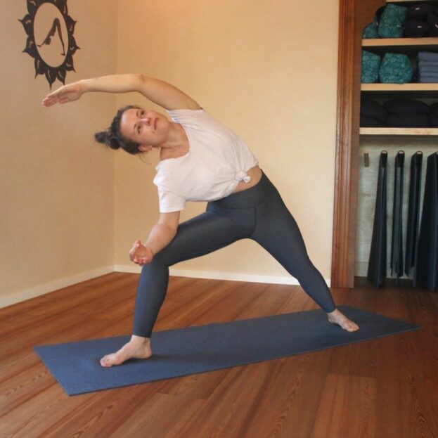 Yoga Leggings Besonnen Walk Free Grau Parsvakonasana