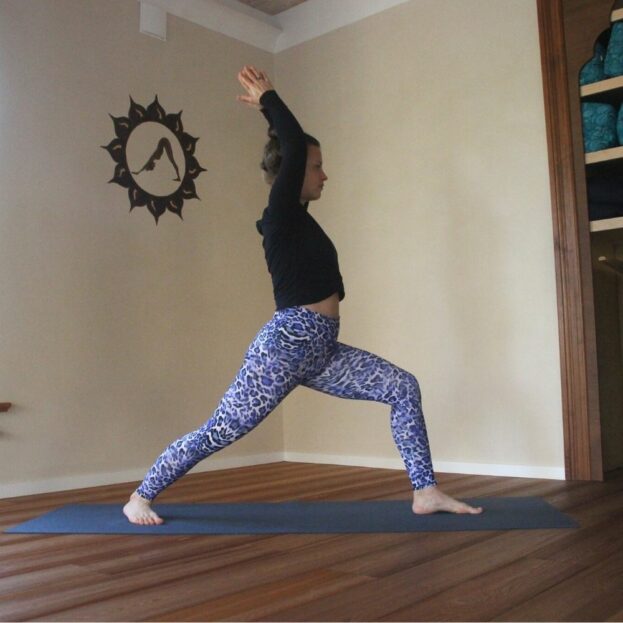 Yoga Leggings Blue Leo von Flying Lovebirds im Virabhadrasana 1