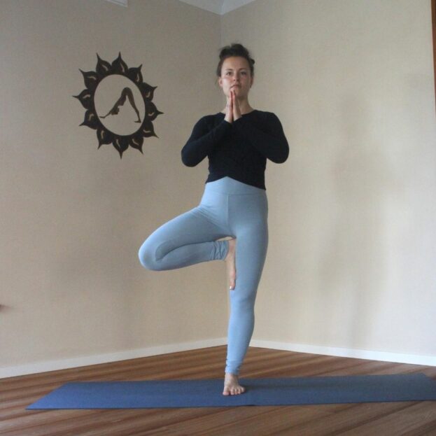 Yoga Leggings Aliki Dots von Jaya im Vrikshasana