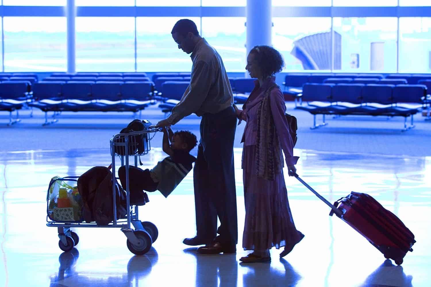 Familie am Flughafen
